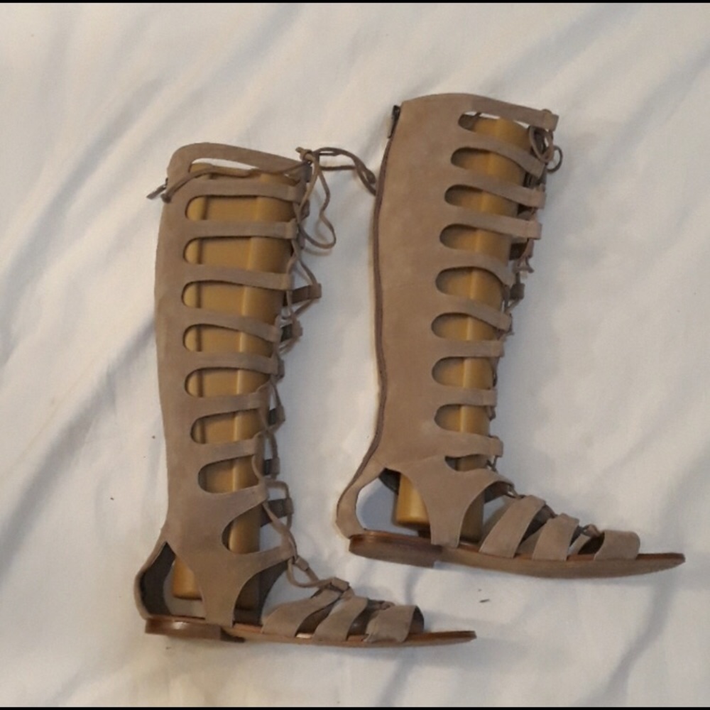 TAN/CARAMEL COLORED VINCE CAMUTO SANDALS, SIZE 10